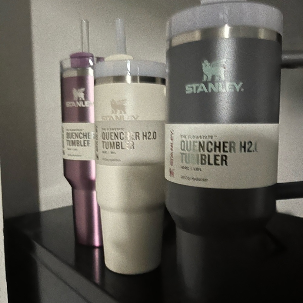 Stanley water bottle THE QUENCHER H2.0 FLOWSTATE™ TUMBLER | 40 OZ Charcoal - Picture 2 of 6